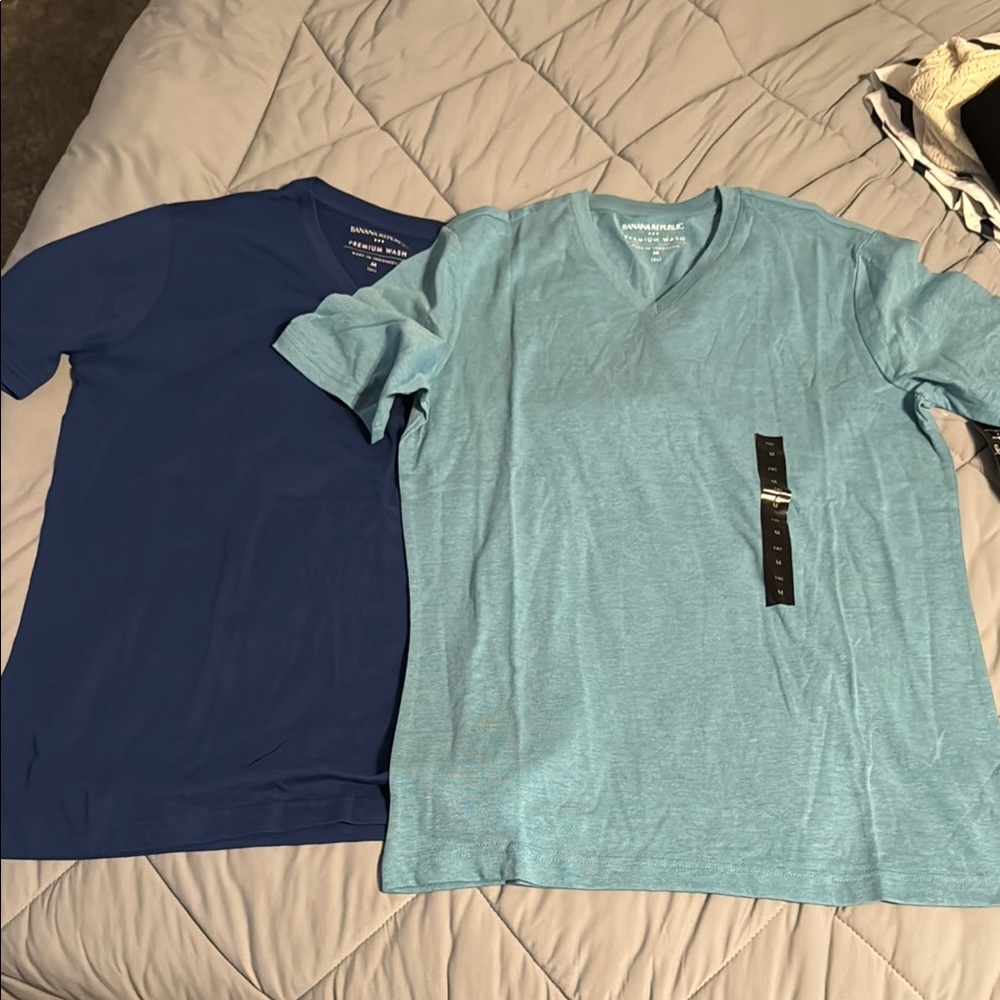 Banana Republic Men's Short Sleeve Tees in Navy and Sky Blue